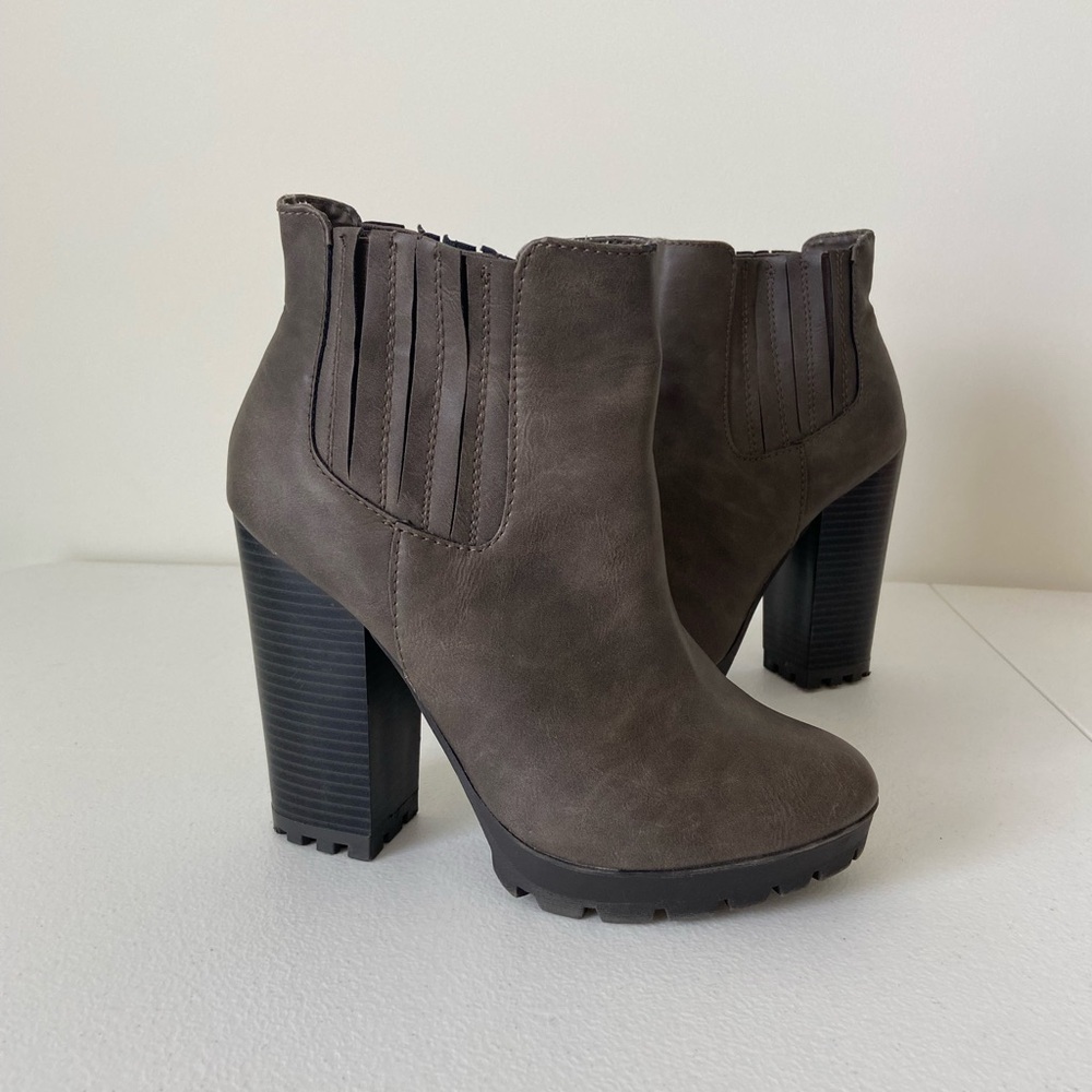 Candies women’s‎ faux leather Chelsea heeled ankle boots — size 9